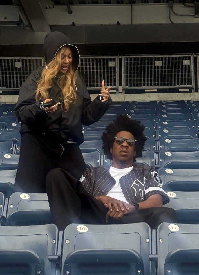 beyonceaccess's tweet photo. Beyoncé e Jay Z gravando a interlude da abertura do show do Jay, onde ela corta o cabelo dele. https://t.co/f5zk4B2wBA