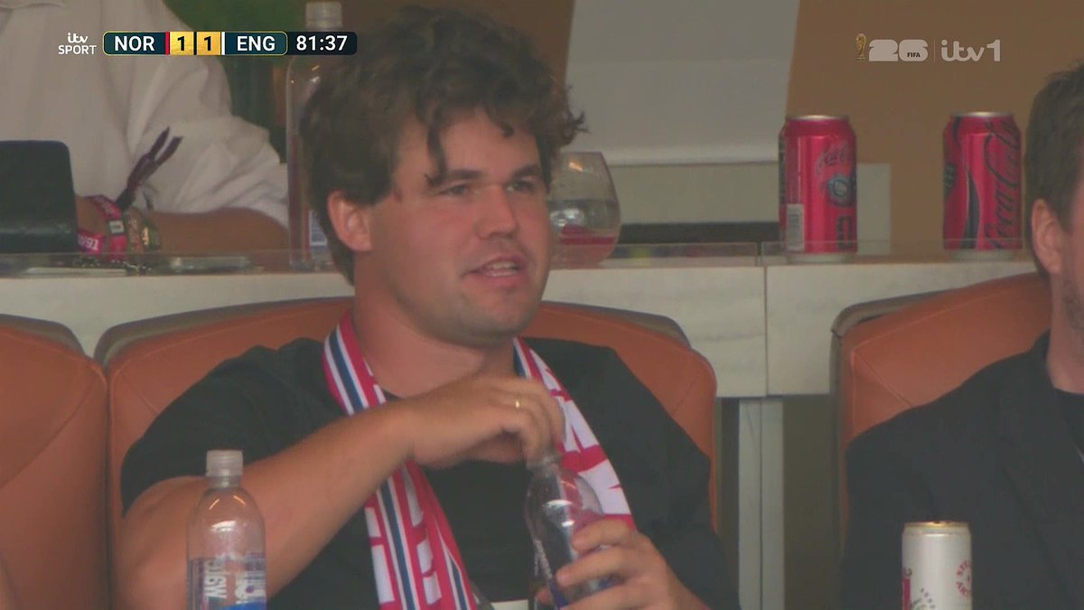 JustFootball_20's tweet photo. Magnus Carlsen is at the game to support Norway.

#NORENG
#MagnusCarlsen https://t.co/4ydwGW38sr