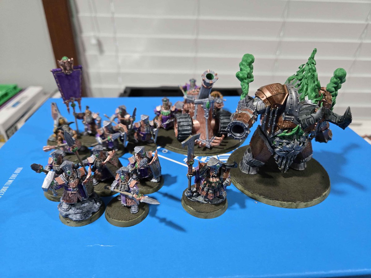 RybackStun's tweet photo. I month or so ago I decided to pick up a #Spearhead for #AgeofSigmar to paint up and eventually play.
I ended up picking the Chorfs due to the Dominator Engine but I kinda love all these dudes.
We'll see if I ever actually play 😂 https://t.co/LkVprOeMqc