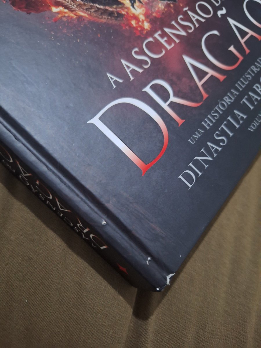 shaacoringaa's tweet photo. a gata abre a porta do quarto, pula na minha estante e decide que quer afiar as unhas no livro https://t.co/tbzHK9NQcF