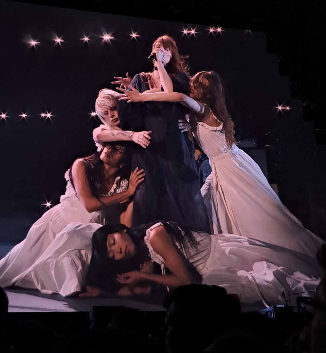meriusthin's tweet photo. Si podeis ir a un concierto de Florence + The machine al menos una vez en vuestra vida, no os puedo explicar con palabras lo que es. Pura fuerza, energia, música y el público del mad cool ha estado especialmente increíble. https://t.co/bOgtQgRiOA