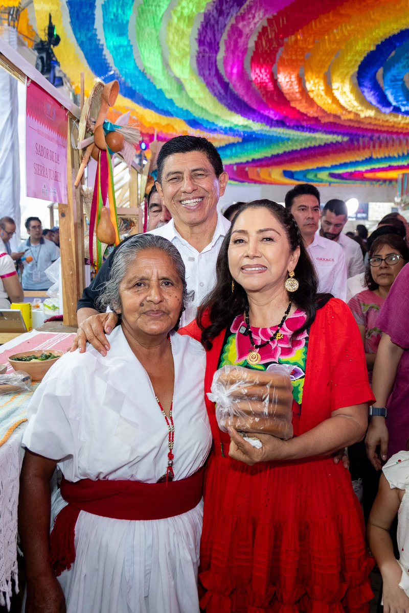 salomonj's tweet photo. Pásenle y disfruten de toda nuestra comida típica en el Tianguis Gastronómico “Oaxaca de mil sabores”. 🙌🏽

Desde la Plaza de la Danza y junto a @Irma_BolanosOax, Presidenta Honoraria del @DIF_Oaxaca, inauguramos una nueva edición de este espacio, donde podrán disfrutar y descubrir los sabores tradicionales de nuestras ocho regiones, en un ambiente de convivencia, música en vivo y toda la alegría de la #Guelaguetza2026.

Les esperamos con los brazos abiertos hasta el 28 de julio en un horario de 12:00 a 22:00 h para que vivan y saboreen lo mejor del #CorazónCulturalDeMéxico. 🫂
