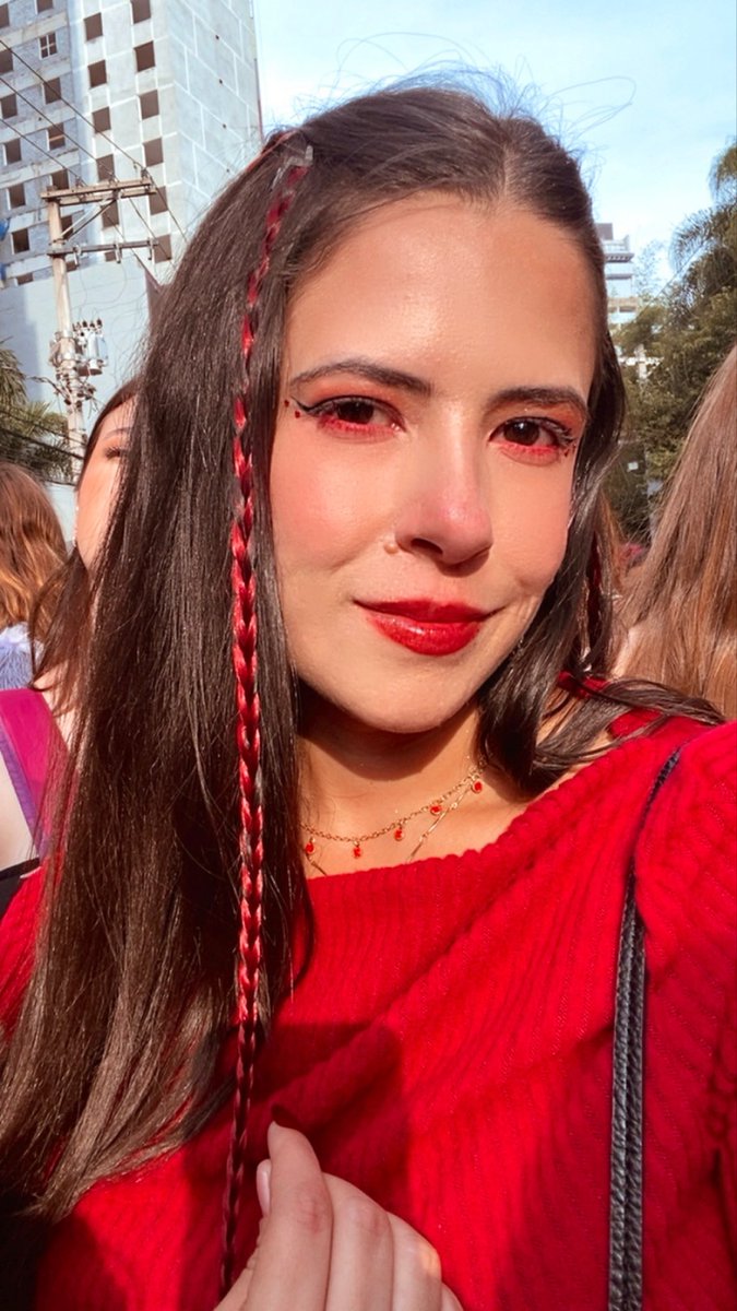 myktaehy's tweet photo. Eu na fila do show do Enhypen depois de ser humilhada pela mulher do meu primo na frente de todo mundo, ter tido uma crise de ansiedade e chorado horrores. 🥰

O psicológico foi embora. Já a make, não. ✌🏻 https://t.co/AEOlFsqg7S