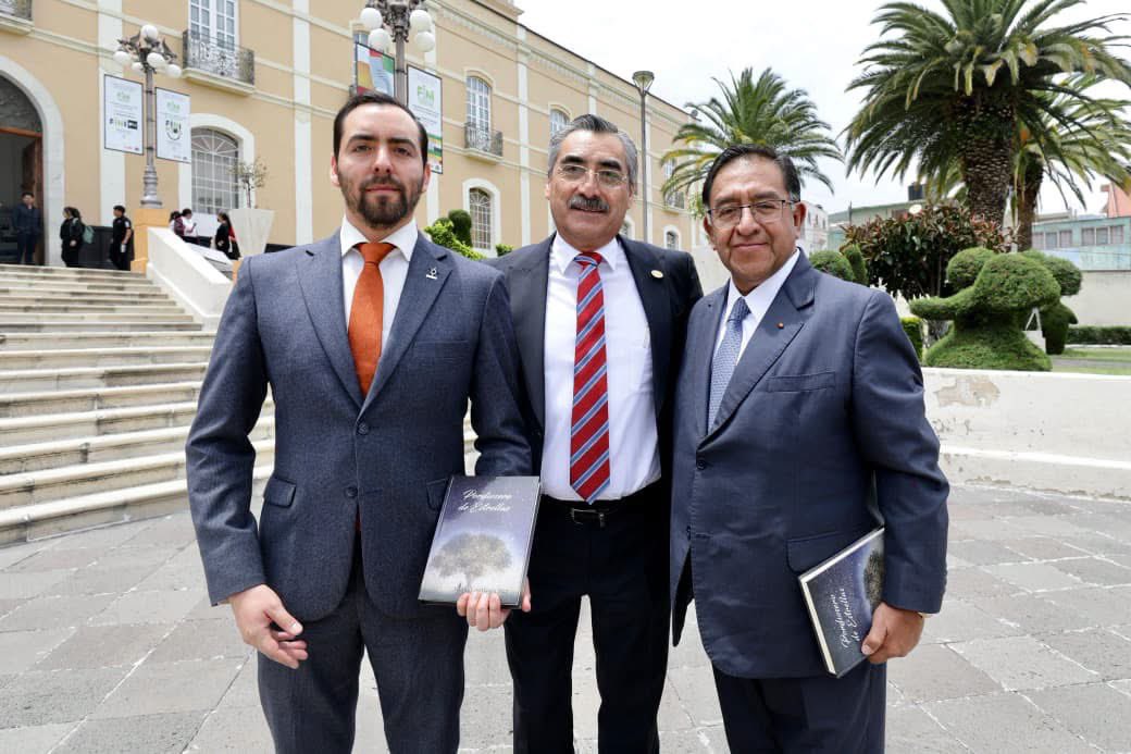 notarioshidalgo's tweet photo. El notariado hidalguense felicita a nuestro Ex Presidente, Not. Don Rafael Arriaga Paz, por el merecido reconocimiento a su trayectoria profesional y hoja de vida, entregado por la @UAEH_OFICIAL. 

#ElNotariadoSirviendoAHidalgo 🙌🏻 https://t.co/c2T2vWuxL6