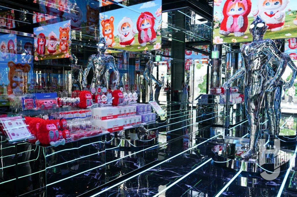 Hobby_JAPAN_Web's tweet photo. 原宿・最新スポット
「ULTRA MART TOKYO」がオープン🎉✨

「mofusand×ウルトラマン」コラボ商品や
ウルトラマンティガのモニュメント、
鏡面仕様の店内など内覧会レポートをお届け！

🔗https://t.co/mFCfxatr5t

#ウルトラマート #ウルトラマン #mofusand https://t.co/csBNPVf6Uq