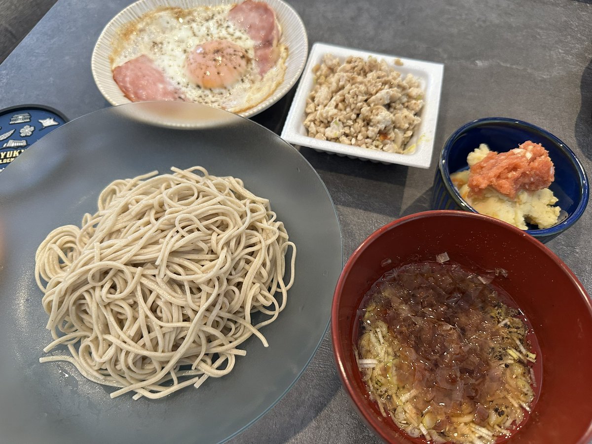 shuen_wadaya's tweet photo. 蕎麦がダイエットに良いとは言え
そのままモリやザルだと飽きる

昔作ったレシピを思い出して
えごま油があるから池森さんの革命そばを作る

レシピと違う点
・麺つゆは沸かさない
・カツオ粉でなく鰹節そのまま
・黒胡椒は30カリカリくらい（ここポイント）

やたらと美味いんだよなぁ…
クセになる https://t.co/o3TD568MIb