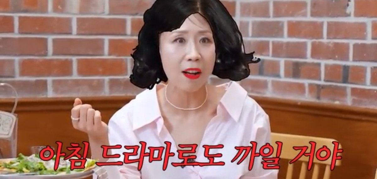 TBJorry's tweet photo. 정선희가 최화정을 은인으로 여기는 이유

정선희는 결혼 10개월 만에 남편을 잃었다.
남편이 남긴 사채는 
78억 5천만 원, 원금만 30억이었다.

세상은 위로 대신 마녀사냥을 시작했고,
절친 최진실마저 루머에 시달리다 세상을 떠났다.
남편과 가장 소중한 친구를 불과 한 달 사이에 모두 잃은것.

자기 집이 코앞인데도 
시선이 무서워 들어가지 못하던 시절,
최화정이 아무 조건 없이 자신의 집 문을 열어줬다.

보름 동안 최화정은 "어쩌다 그랬냐"며 묻지 않고,
대신 "오늘 뭐 먹었어?" 평범한 일상만을 물었다.

의욕 없이 소파에 파묻혀 있던 어느 밤엔, 
자러 가다 말고 이런 농담을 던지기도 했다.

"선희야, 네 얘기는 리얼리티가 너무 없어서 
 아침 드라마로도 까일 거야"

정선희는 그 말에 웃다 잠들었고, 
그래서 최화정이 평생 은인이라고 했다.