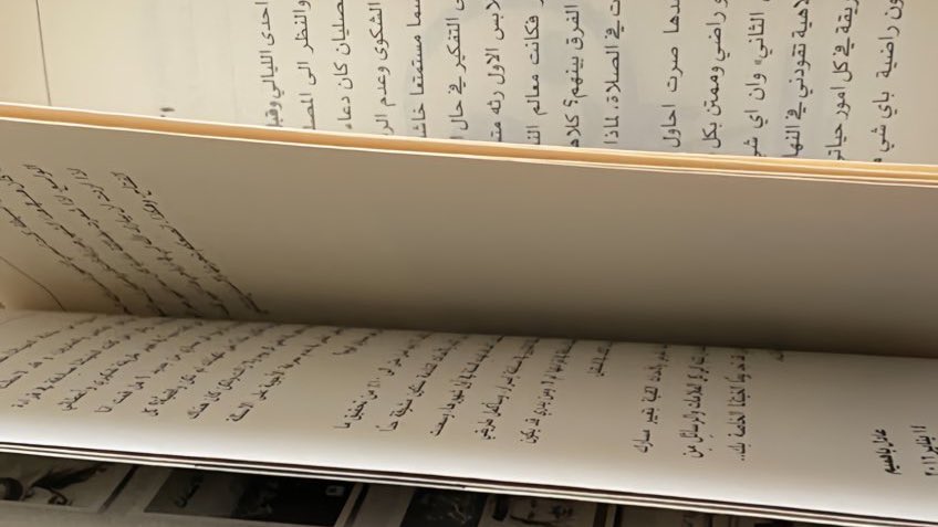 eldlo1's tweet photo. مُحاط بزحمة كتب 
في ليلة هادئة 
ليلة تفتقد سيِّرة ماعادت تلدّ العين صوبها ..
بملامح ثابتة و شعر مسدول بعشوائية تامة
 يقاوم صدى الماضي ،
ينغمس بالكتب ،
يقرأ و يشاهد بصمت 
تارةً يسرقة الشرود على حين غفلةٍ و بدون إدراك  
و تارةً يطبق الجفنين على أمل إستعادة
 ما تبقى من الإنتباه https://t.co/4AE7n2QY7J