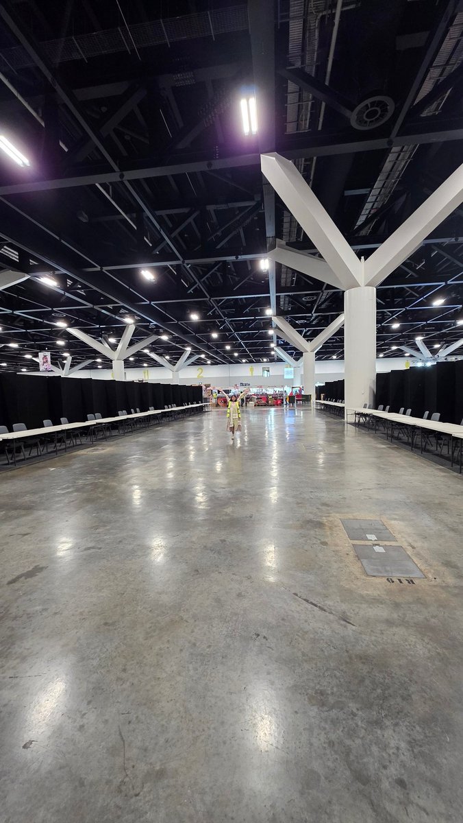 feebeechanchibi's tweet photo. Imagine THIS much space in just one artist alley row. SMASH has things figured out. https://t.co/y7v6ixA8rB