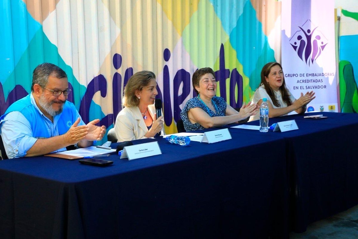 EmbEsElSalvador's tweet photo. Ayer, desde la Comunidad La Campanera, el Grupo de Embajadoras 🇪🇸🇨🇱🇨🇦🇨🇷🇪🇨🇫🇷🇺🇾🇵🇸 y ONU Mujeres El Salvador en alianza con  Fundación Padre Arrupe  y el Gobierno 🇸🇻 presentaron  campaña de prevención y detección temprana del cáncer de mama. 
👉 https://t.co/gjYYOEAfEt https://t.co/ylatUsALPl