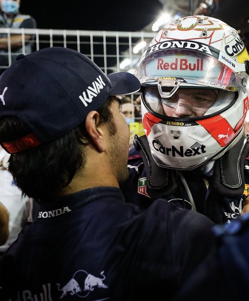 miniyiyiga's tweet photo. AU #brimiga / #chestappen - So this is love? 💕 

Después de retirarse de la F1, Checo y Max tuvieron a🍓, su único hijo

Y si para Checo ya era una tortura que su hijo fuera fan de las Chivas, lo último que le faltaba era que tuviera un romance con 🐜, su delantero estrella https://t.co/vcatzIT7mb