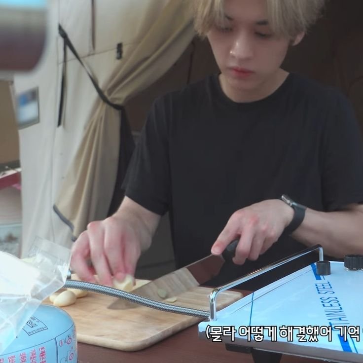 citrusracha's tweet photo. Todos hablan de que chan es el miembro de Skz con más materia de esposo pero también podemos hablar de Minho?? Literalmente cocina, cuida niños, cuida mascotas, limpia, es chistoso y te saca una carcajada con las ocurrencias más encima sabe boxeo y está fuertote para defenderte https://t.co/CQrZb52k1d
