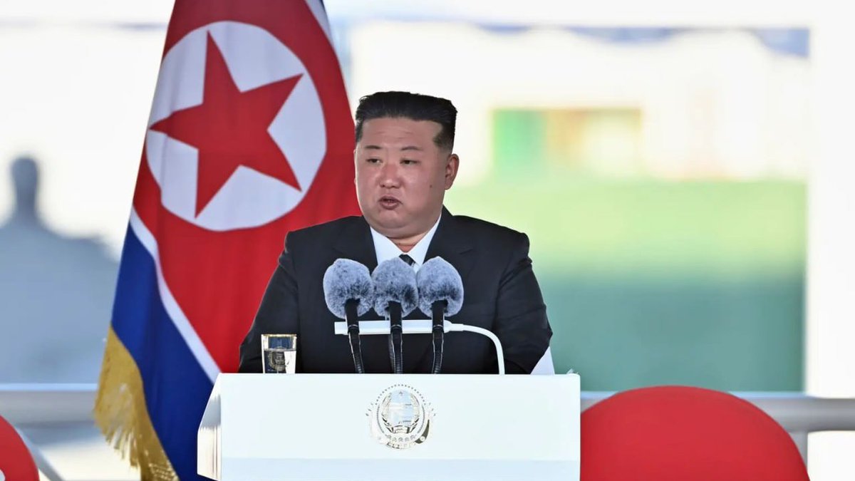 sputnik_jp's tweet photo. 【北朝鮮が核戦力の強化を決定】

北朝鮮では9日、朝鮮労働党中央軍事委員会の会議が開催され、核戦力を質的にも量的にも強化することが決定された。朝鮮中央通信が報じた。

会議では金正恩総書記が議長を務めた。朝鮮中央通信の報道によると、「会議では戦闘システムの技術インフラの近代化と、核戦力の質的・量的両面における強化に関する決定がなされた」という。

北朝鮮は海軍に核兵器を装備させる計画を進めている。6月には崔賢（チェ・ヒョン）級駆逐艦の就役式典が行われたが、同艦は超音速戦略巡航ミサイルや戦術弾道ミサイルなどを搭載しているとされる。