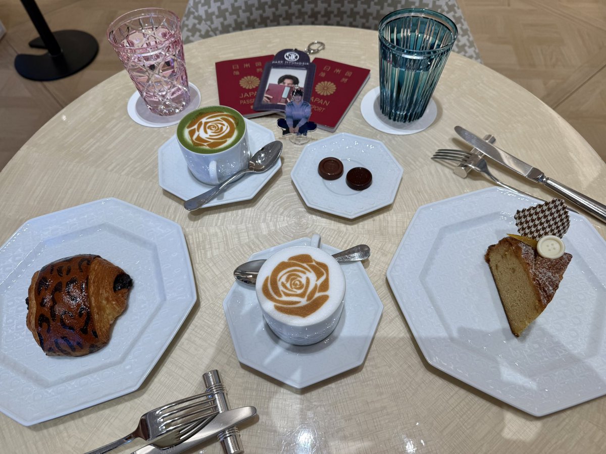 IZUMIN9's tweet photo. 推しに会うのって簡単じゃない🥲

今回は直前で断念しかけたけれど、推し活に理解がないと思っていた家族に背中を押してもらい😭感謝しながらの出発✈️

気がかりは心のポケットにそっとしまって…🍀

#パクヒョンシク
#diorカフェ関空 https://t.co/fSqH425kuQ