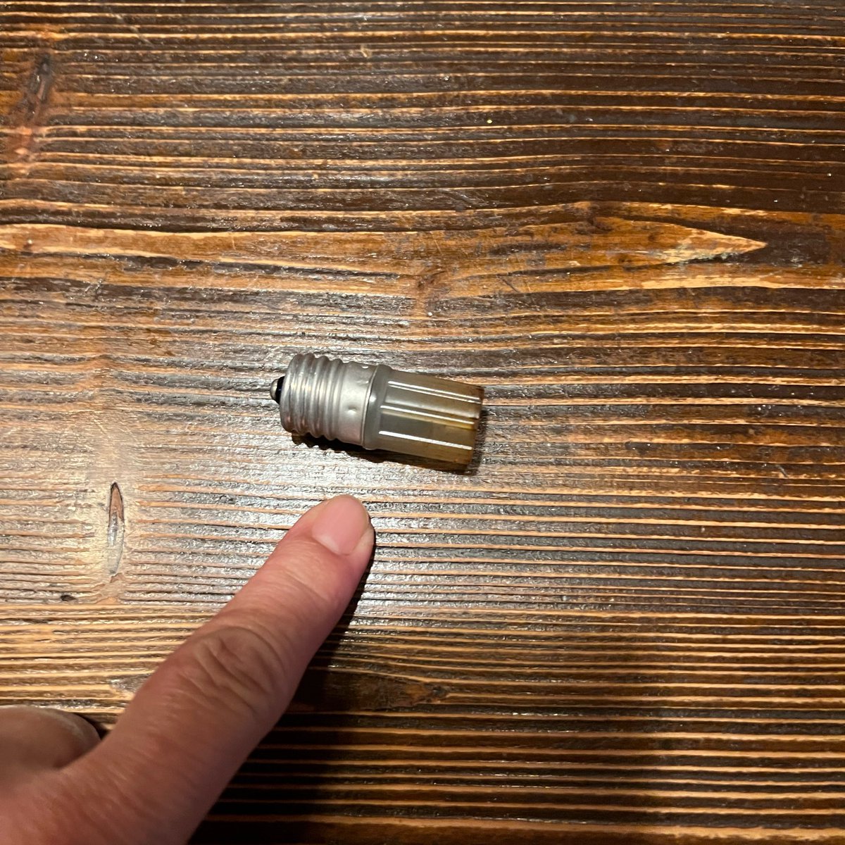 KeikoSharon's tweet photo. 若者にはハードルの高いお使いの品。
指入れて撮ったのも大きさ示す為。
電球💡？って絶対言うと思ったから。 https://t.co/21A3AwuXFl