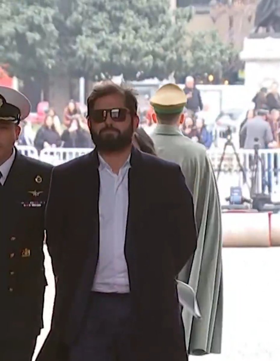 luisingermanico's tweet photo. ME LO DIJERON EN TIK TOK, LO JURO:

Como es posible que Gabriel Boric entre a La Moneda como Pedro por su casa después que me dijeron que se lo había robado todo y que iba a estar preso?

Esto no es lo que voté, le exijo una explicación Presidente Kast  @PresidenteKast https://t.co/zR2id0rkeA