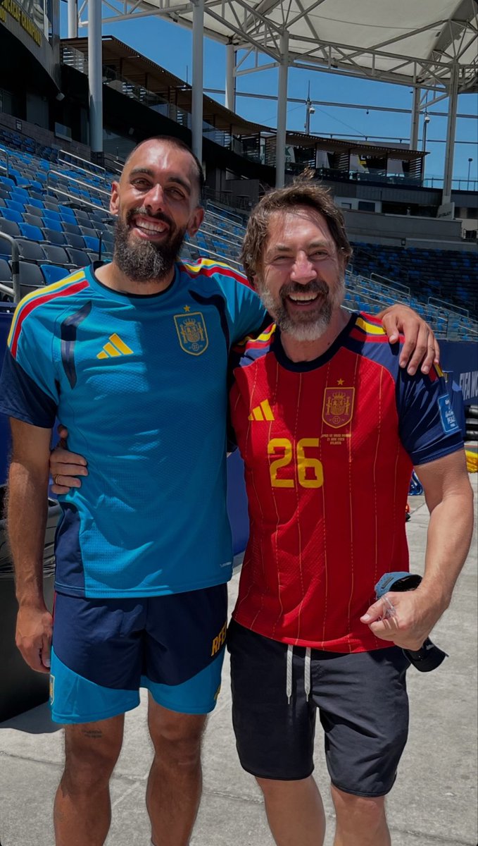 _Arpia_'s tweet photo. Por favor que me muero de ternura con Bardem modo fan absoluto de Borja Iglesias. La España y los hombres que sí me representan. https://t.co/kWXsePztjZ