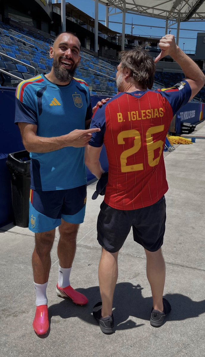 _Arpia_'s tweet photo. Por favor que me muero de ternura con Bardem modo fan absoluto de Borja Iglesias. La España y los hombres que sí me representan. https://t.co/kWXsePztjZ