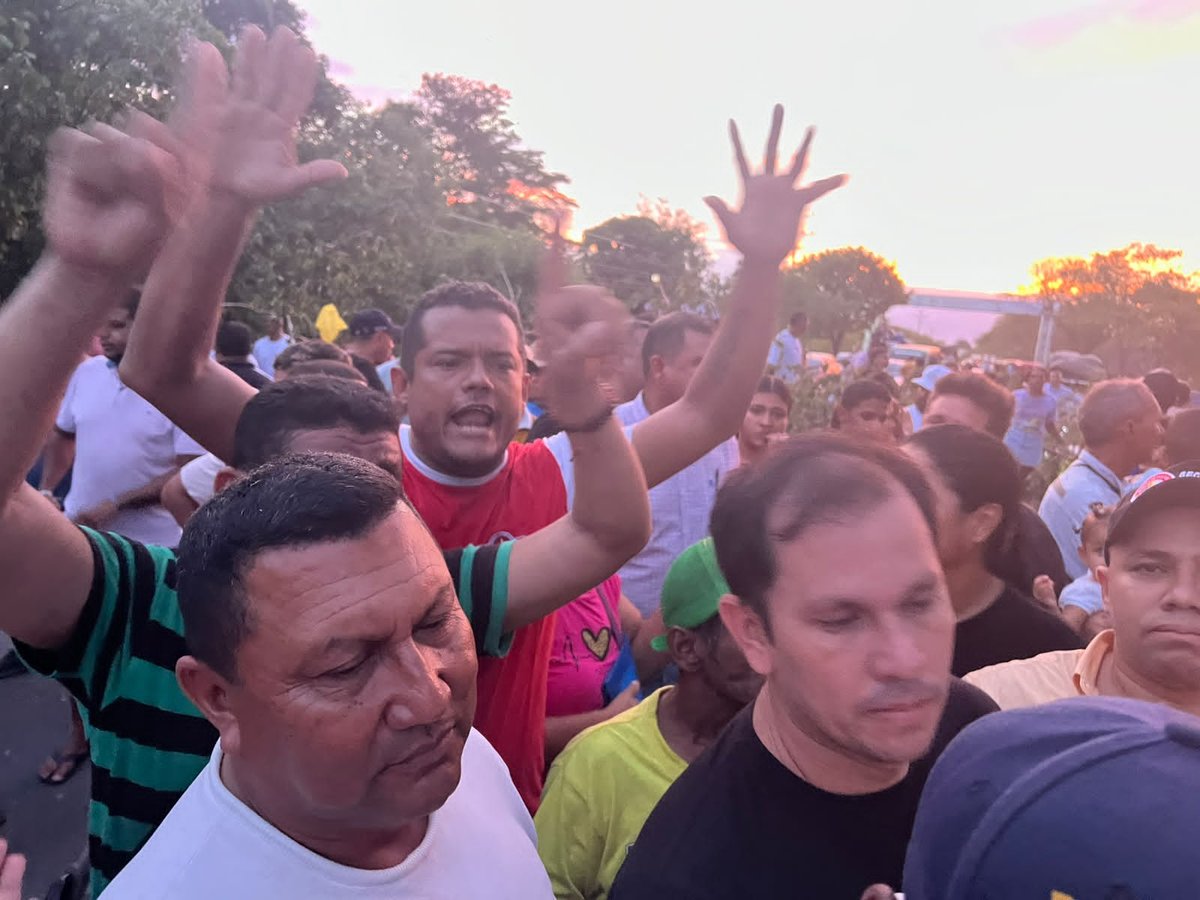 GobdelCesar's tweet photo. ¡Superado bloqueo en San Diego por fallas en el servicio de energía eléctrica y se habilitó el paso normal por la vía nacional!

Luego de un diálogo con la comunidad, promovido por la gobernadora @elviamilenasd, representada por el secretario de Gobierno, Eduardo Esquivel, se establecieron acuerdos con la empresa @AfiniaGrupoEPM.

✅️Se instalará un nuevo transformador en San Diego, que garantizará el fluido eléctrico.

✅️La empresa se compromete a mantener un servicio continuo.

✅️Mañana, a las 9:00 a.m., se firmará un compromiso para refrendar los acuerdos verbales que hoy se pactaron.

El Gobierno del Cesar defiende los intereses de la comunidad.