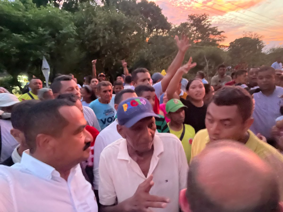 GobdelCesar's tweet photo. ¡Superado bloqueo en San Diego por fallas en el servicio de energía eléctrica y se habilitó el paso normal por la vía nacional!

Luego de un diálogo con la comunidad, promovido por la gobernadora @elviamilenasd, representada por el secretario de Gobierno, Eduardo Esquivel, se establecieron acuerdos con la empresa @AfiniaGrupoEPM.

✅️Se instalará un nuevo transformador en San Diego, que garantizará el fluido eléctrico.

✅️La empresa se compromete a mantener un servicio continuo.

✅️Mañana, a las 9:00 a.m., se firmará un compromiso para refrendar los acuerdos verbales que hoy se pactaron.

El Gobierno del Cesar defiende los intereses de la comunidad.