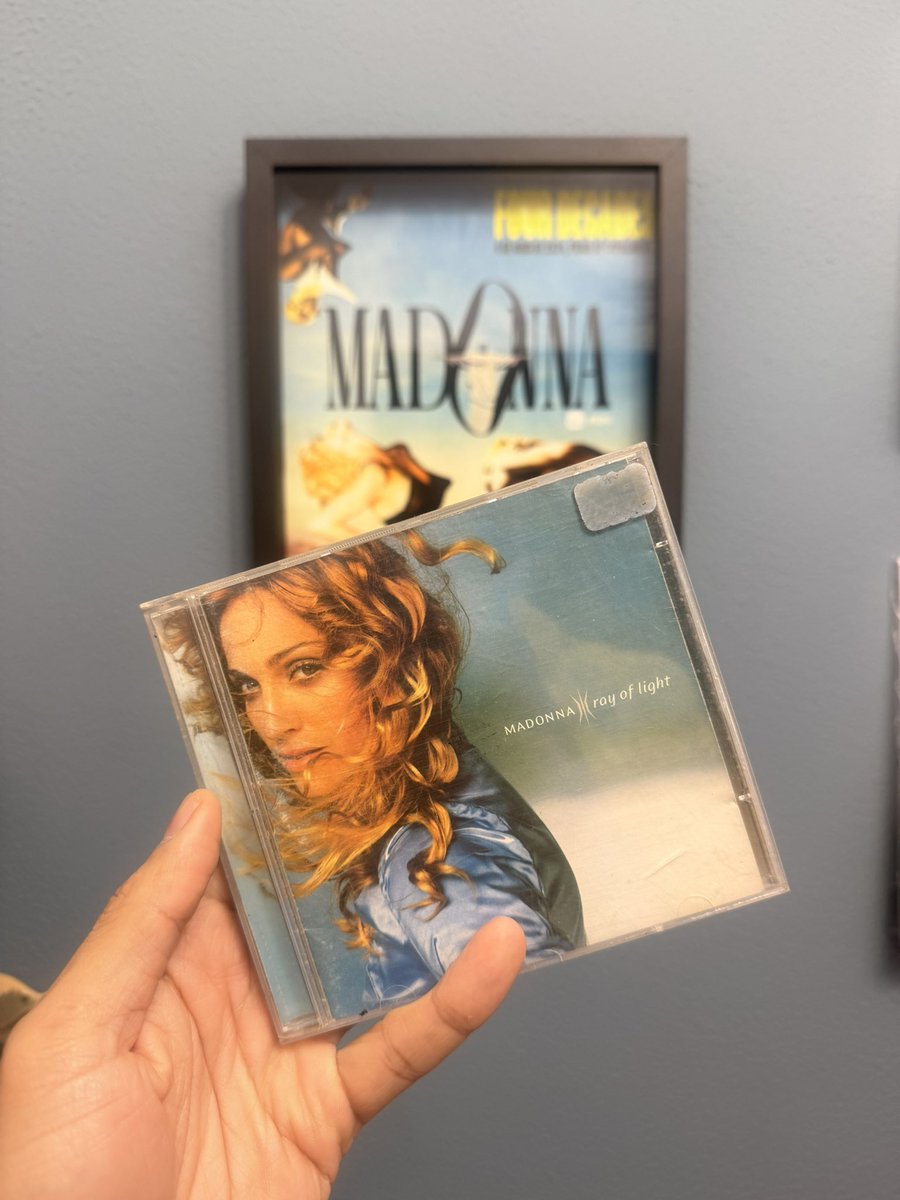 brunobarbosa's tweet photo. Era Natal de 1998, eu tinha 12 anos, já gostava de Madonna, mas eu fiquei obcecado com Ray of Light, Frozen e Nothing Really Matters. Implorei pro meu pai me dar o CD de presente. Até hoje, meu favorito entre os seus álbuns. https://t.co/hLoWLwCm5L