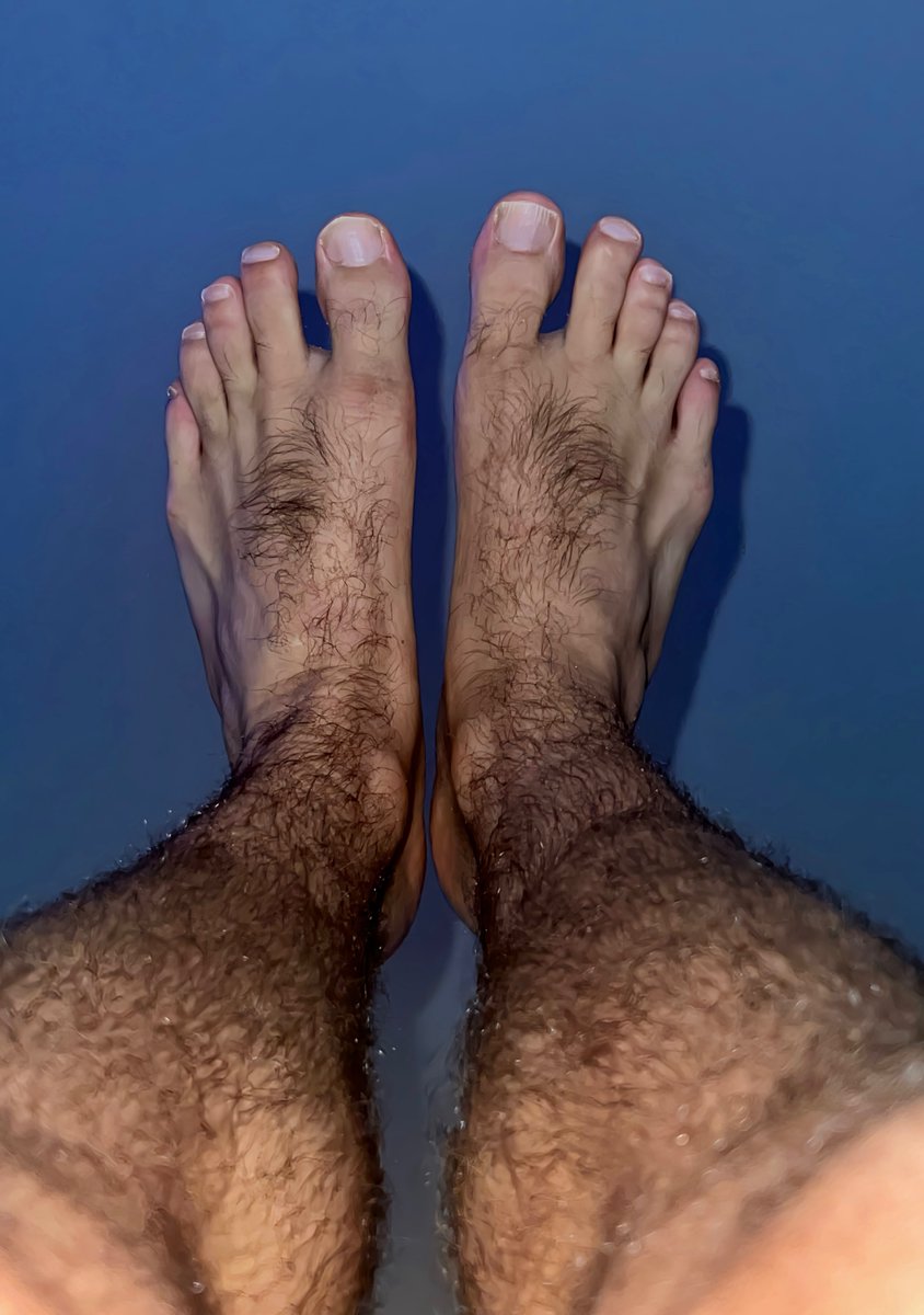 footbrokyle's tweet photo. When the sun goes down, the big hairy feet come out https://t.co/EpDAjrKDDE