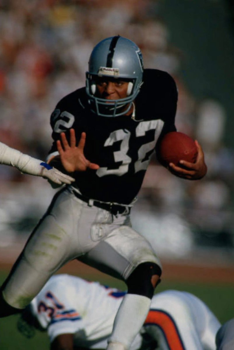 PrideandPoise21's tweet photo. The legendary Marcus Allen #RaiderNation https://t.co/QXIekydpWC