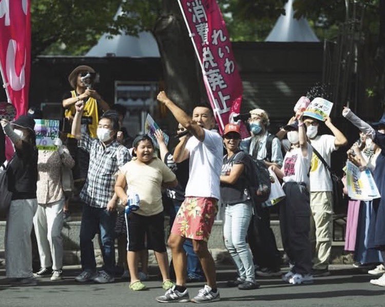 sunny6772671's tweet photo. 大好きな一枚。

政党で初めて「一緒に」を具現化したれいわ。敷居はどこまでも低く、志は何処よりも高く。

政治のキッカケになった人、結構いるんじゃないかな。
でも今の日本には少し早すぎたかな😌

#れいわ新選組　#山本太郎 https://t.co/xBvRhDHNhV