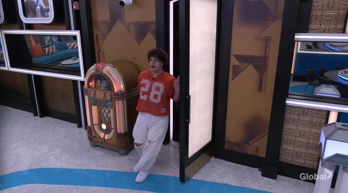 BB_Updates's tweet photo. The houseguests are entering the house #BB28 https://t.co/Hv3NeBXtux