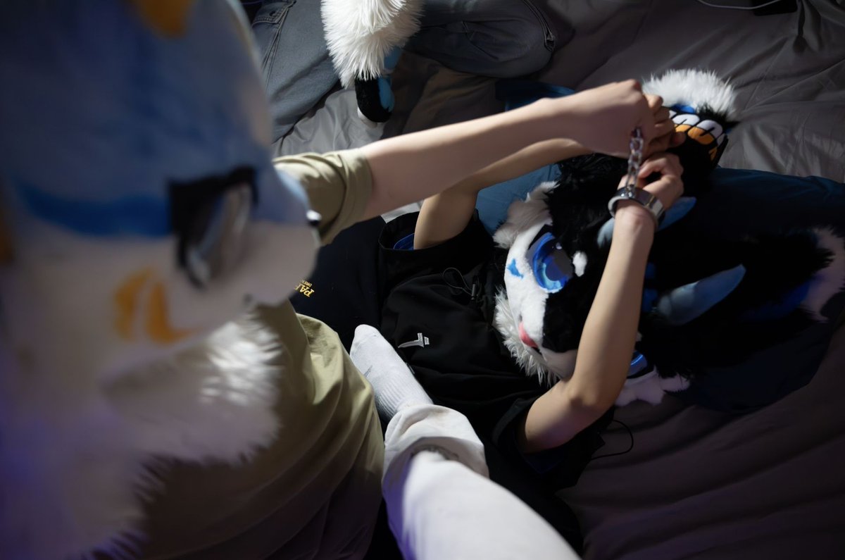 canyundong's tweet photo. @canyundong 
和我拍照的时候为什么又摸又踩，这样才能sao么？那行吧（？） https://t.co/riDuFfXqLU