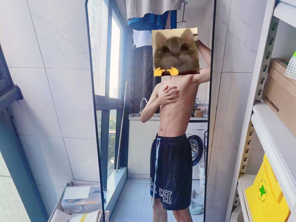 canyundong's tweet photo. @canyundong 
和我拍照的时候为什么又摸又踩，这样才能sao么？那行吧（？） https://t.co/riDuFfXqLU
