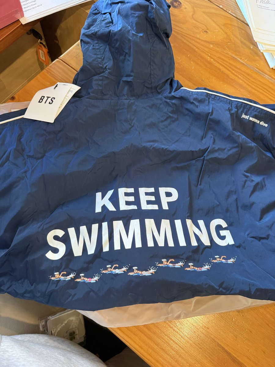 YoonAndOnly's tweet photo. My swim jacket is here 😍😍 Im sooo in love 💜 Thank youuuu soo much @taegukkcart !! My heart is happy #KeepSwimming @BTS_twt  💜 https://t.co/DqGEd25h1b