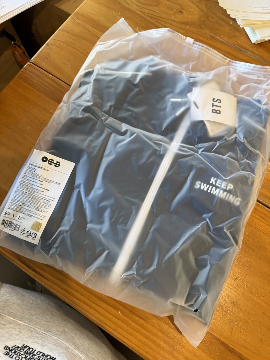 YoonAndOnly's tweet photo. My swim jacket is here 😍😍 Im sooo in love 💜 Thank youuuu soo much @taegukkcart !! My heart is happy #KeepSwimming @BTS_twt  💜 https://t.co/DqGEd25h1b