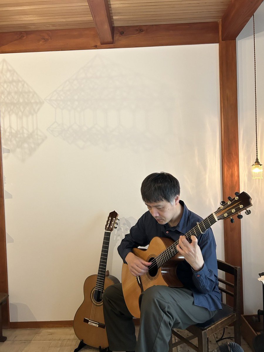 KENICHIGUITAR's tweet photo. 急遽自宅スペースでソロライブを行うことにしました。
ギターたくさん出して楽しい会となります。この日は終演後お客様も試奏OKです。ぜひご参加ください。
7/26（日）
伊藤賢一ギター教室内
13時開演　¥3000
場所のお問い合わせはメールkenichi.ito.stringman@gmail.com
及びDMからもどうぞ。 https://t.co/5n3NoeX6KH