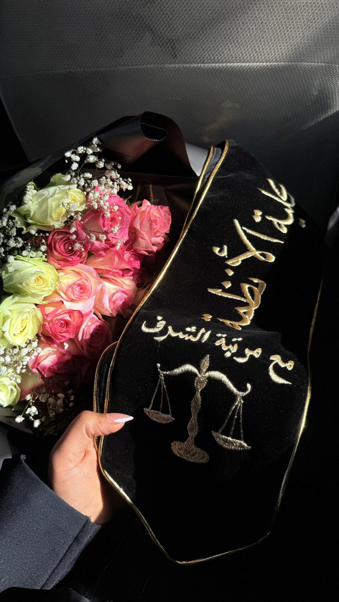 sol500h's tweet photo. خريجة قانون رسميًا. 🎓⚖

والحين متاحة بكل شغف و استعداد أتعلم وأطور وأثبت نفسي وطموحي أكبر من خانة
(الخبرة المطلوبة )هي البداية، والباقي على الله👩🏽‍🎓😌☝🏼 https://t.co/cKbL8p6tdJ