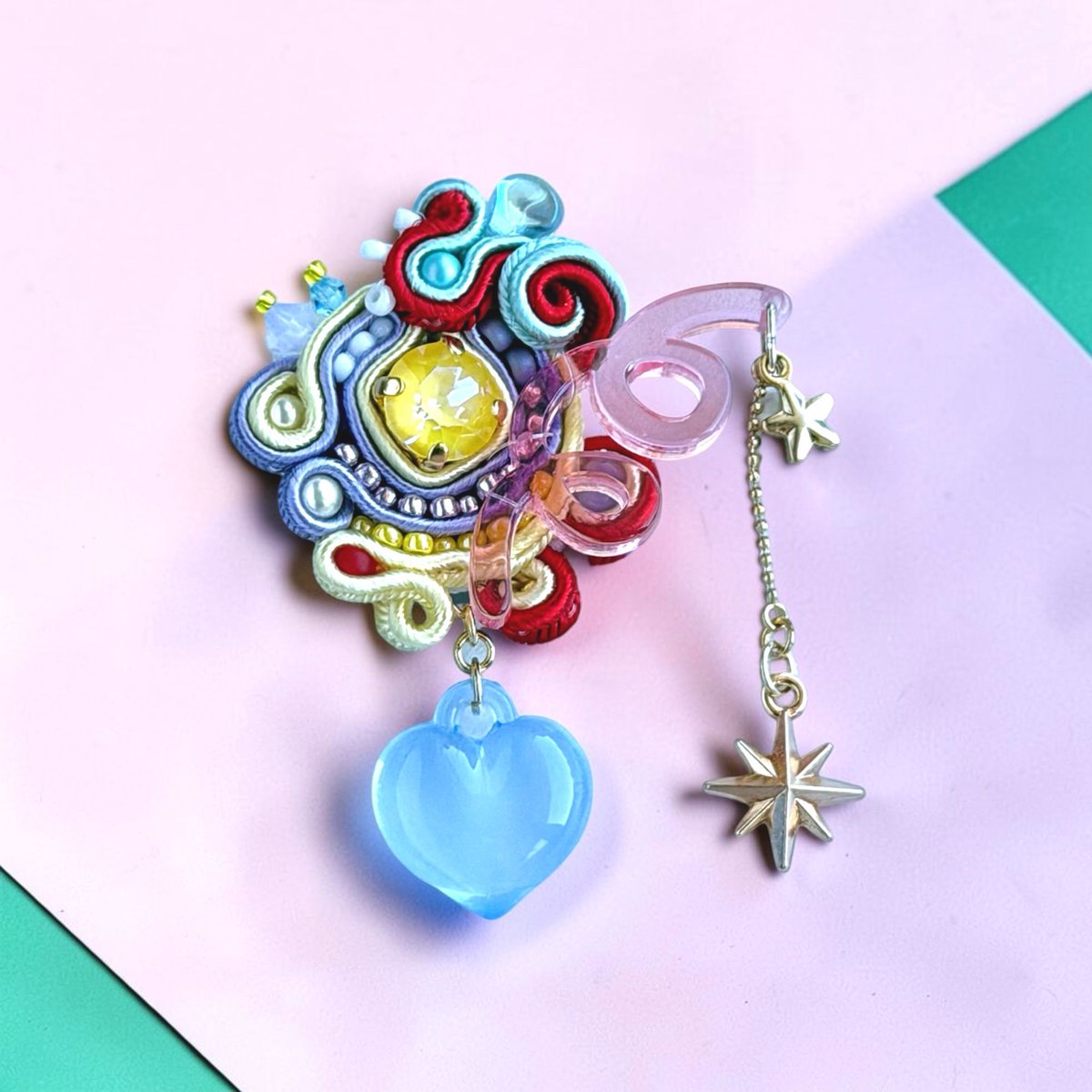 OohlalaSoutache's tweet photo. 色の組み合わせを考えながら作るのが楽しかったブローチ🌟❤️
#カラフルアクセサリー #ソウタシエ https://t.co/cVWsqRQnjG