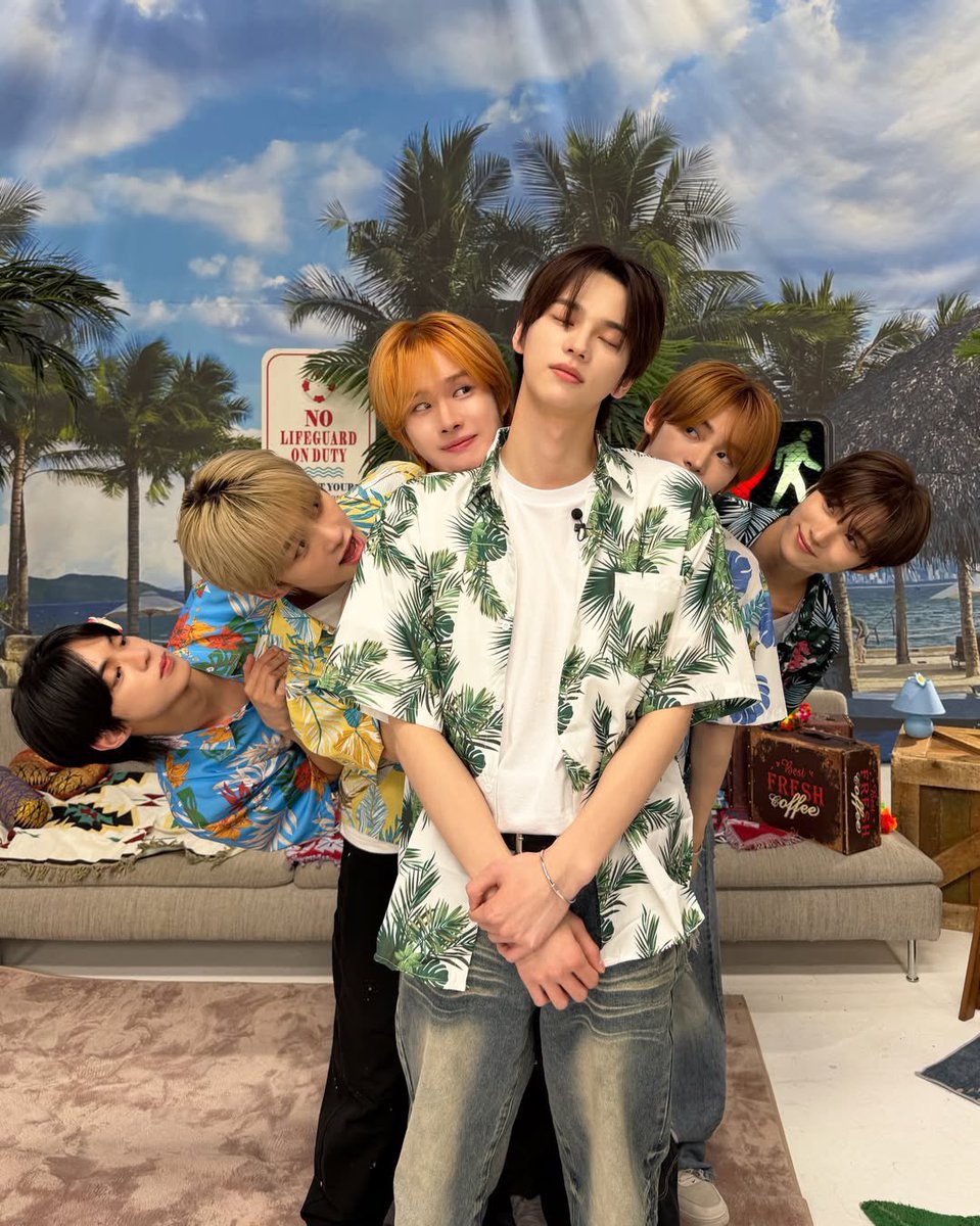 soitgoes_go's tweet photo. 신유 중앙에 두고 양쪽으로 동생들 옹기종기 있는거 가족같고 너무 좋음ㅜ https://t.co/0cVa4XCCIT