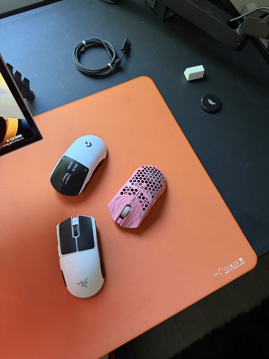 Gwhip333's tweet photo. she asked why i have 3 mice #gamer https://t.co/wEmCCdULrO