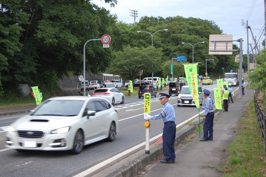 IWATE_ankyo's tweet photo. 7/8（水）夕方、北上市内の展勝地北側の国道１０７号線日高見橋東袂交差点にて早め点灯街頭立哨活動を実施しました🚗

北上地方交通安全協会を中心に、交通指導隊や母の会、地交推等30人が参加してドライバーへ「早め点灯で事故防止」呼びかけました📣

#交通安全 https://t.co/XyeGgCyR7W