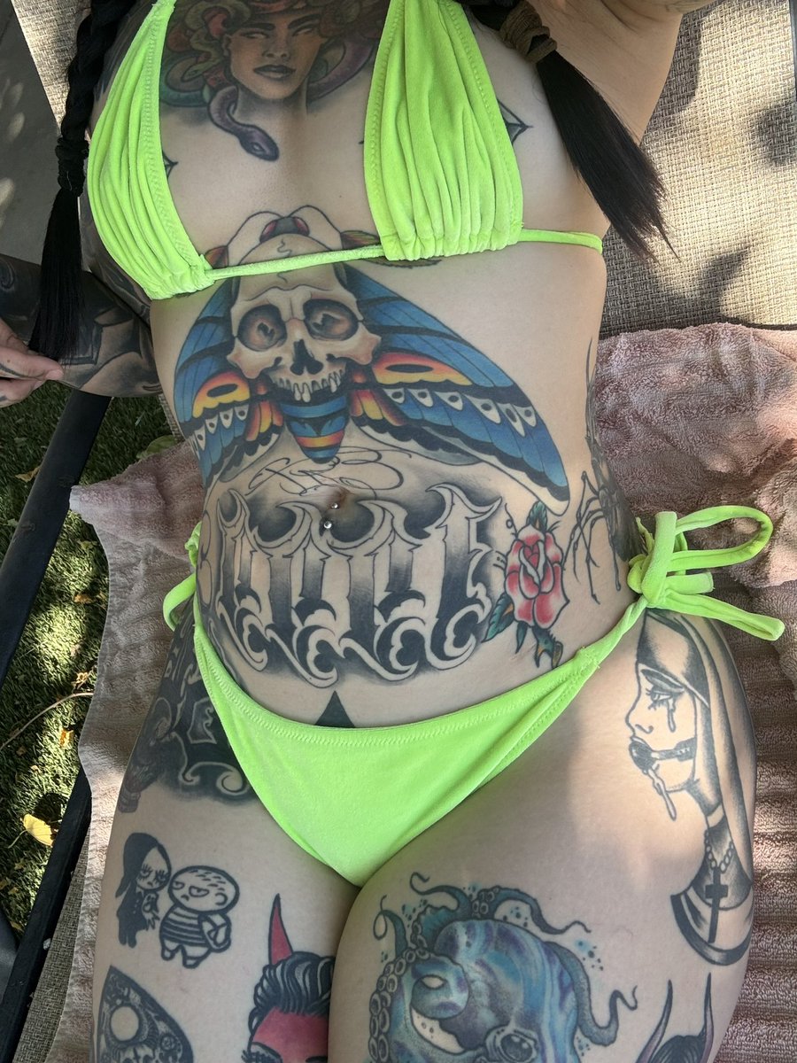 GoddessSinner_'s tweet photo. Next to a pool, and all I’m missing is a pool boi on his knees with his wallet wide open🫦💦 https://t.co/bhQ98op4y5