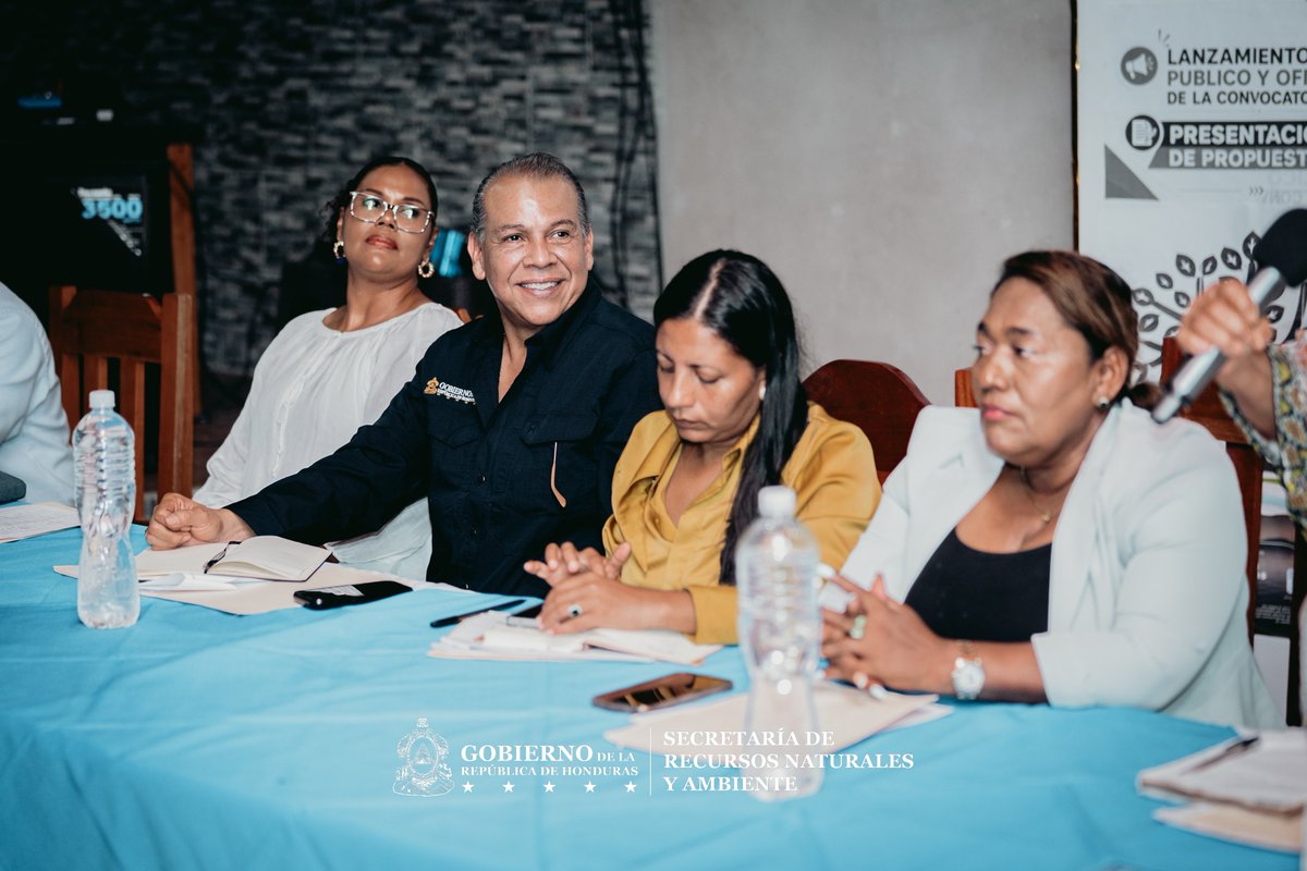 sernaHN's tweet photo. 🌿 Comunidades de La Mosquitia fortalecen su adaptación al cambio climático con el lanzamiento del Programa Pueblos Originarios en Adaptación.

Las organizaciones ejecutoras, junto a la Secretaría de Recursos Naturales y Ambiente (SERNA), lanzaron la convocatoria del Programa Pueblos Originarios en Adaptación, una iniciativa que permitirá a organizaciones, comunidades y actores locales de Brus Laguna y Juan Francisco Bulnes presentar proyectos para fortalecer la adaptación al cambio climático desde el territorio.

Durante el evento se presentaron los objetivos, alcances y mecanismos de postulación del programa, promoviendo una participación informada, inclusiva y con pertinencia cultural, en estrecha coordinación con los pueblos indígenas y afrodescendientes de La Mosquitia.

Esta iniciativa representa un paso importante para fortalecer los medios de vida, proteger los recursos naturales y construir comunidades más preparadas frente a los desafíos del cambio climático.