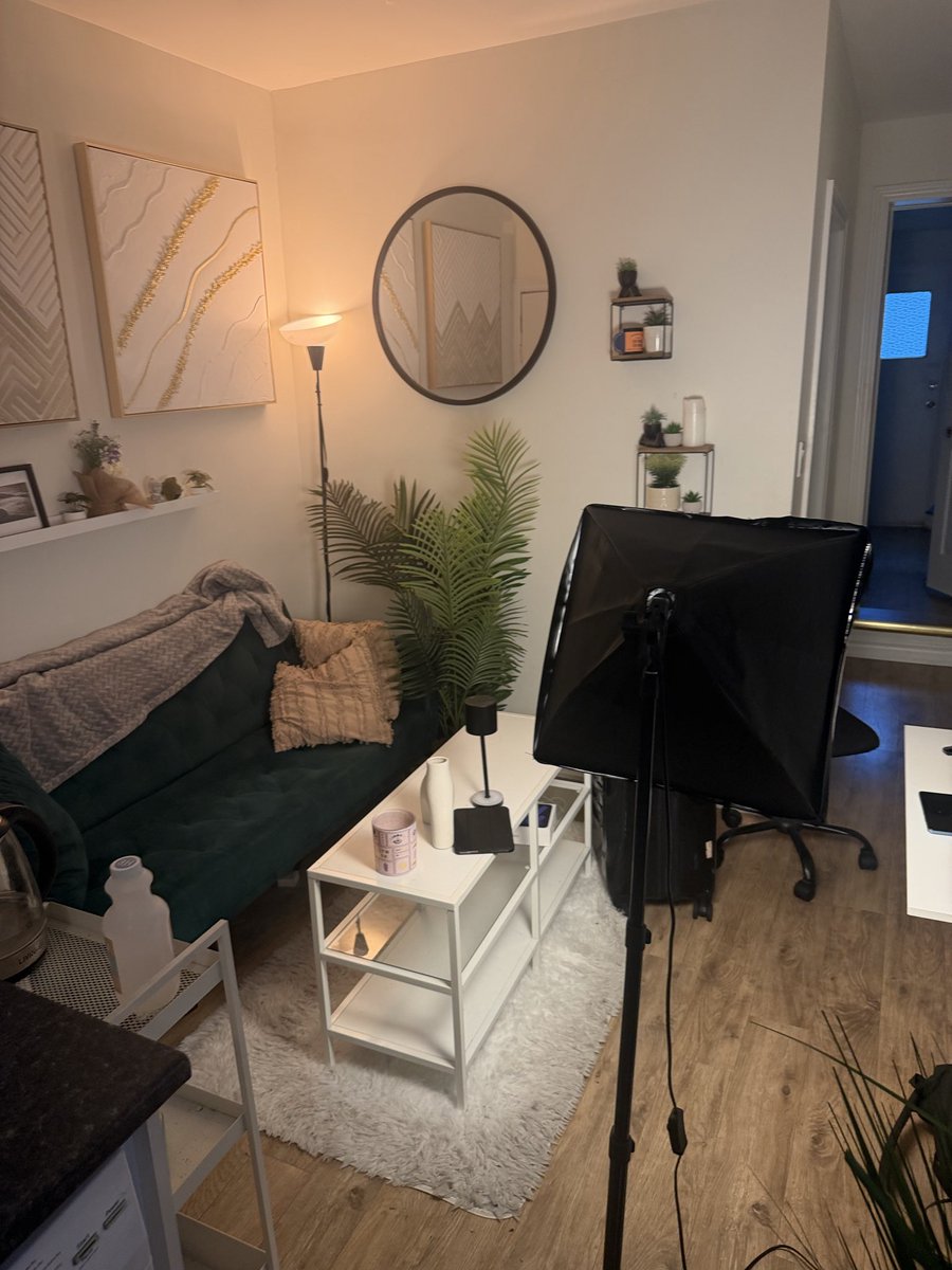 WillMorrisonUGC's tweet photo. POV you turn your living nook into a real shoot bc that’s what you gotta do sometimes 😂 

#ugc #contentcreator #filmingday https://t.co/L9t1O14fa1