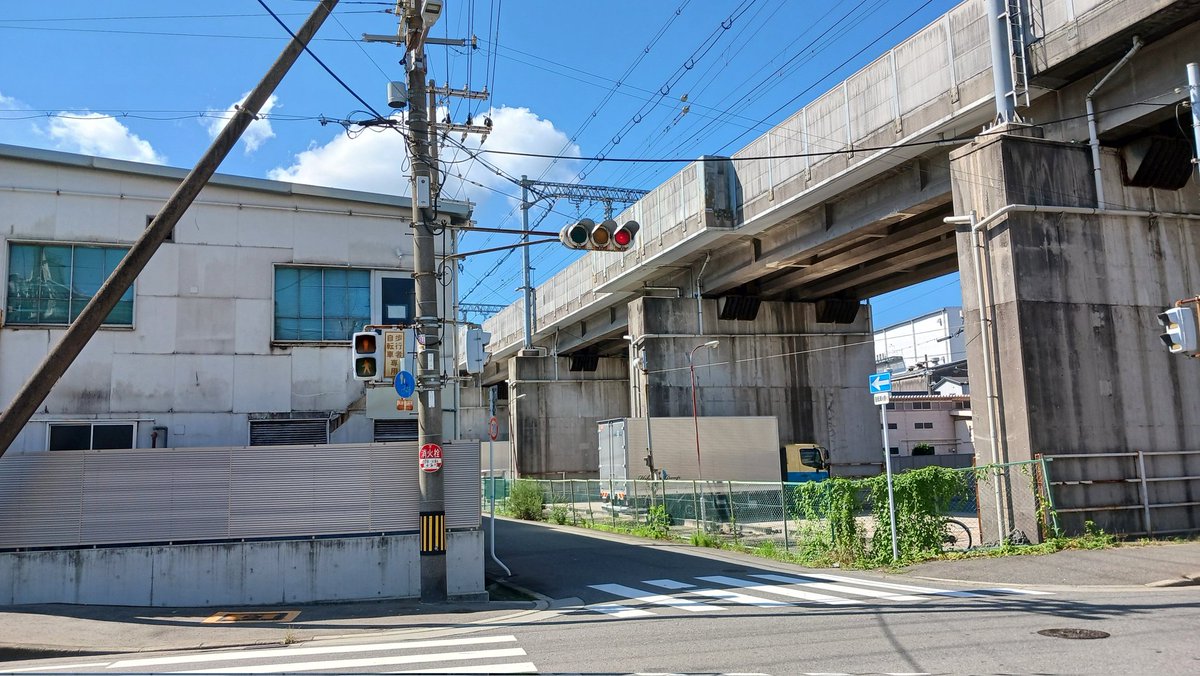 youza1040's tweet photo. 佃にある、ブツブツ250、300、クチバシ現存してました。
この通りは、数年前は日信三代目や宇宙人、レモンレンズの電球が残ってましたが、今はここだけになりましたね… https://t.co/IPgbHThum0