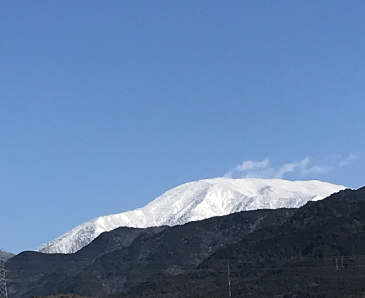 daizusensei's tweet photo. 【well-beingなココロ１】
日本は豊かな国だ。日々の食べ物に困ることはない。戦争で命を奪われるような恐怖とは世界の中で最も遠い。どこに行っても清潔。娯楽もたくさん。それなのに、なぜみんなこんなに生きづらそうにしているのだろうか。

引き合いに出して思うのは、渡辺京二著『逝きし世の面影』に描かれている江戸時代の市井の人々の姿だ。屈託のない笑顔、好奇心、美を愛でる心、隣人との思いやりあるつながり。日照りにあえば飢饉で命が危うくなり、ノミ、シラミだらけの家に住み、風邪を拗らせたぐらいで子どもも若者もあっけなく死に、繰り返し伝染病に見舞われた人々が見せる表情だ。

し��しその有様は、禁断の木の実を食べたアダムとイブよろしく、明治に入ると大きく様変わりした。明治国家が人々に求めたのは天皇の臣民というメンタリティだった。それは昭和の戦争に敗北することで無意味となった。そして戦後の高度成長期に生まれたメンタリティは、決して江戸時代のそれとは近くない。それはいったいなんなのか。

そのヒントを得たくて、その対極にある鏡としての江戸時代の人々のメンタリティに触れる精神生活について調べている。

その鍵を握るのが、聖（ひじり）、山伏（やまぶし）、御師（おし）、巫女（みこ）といった、遊行の宗教者の存在だと思う。村々をめぐって説教し、神さまのお告げを伝え、占い、加持祈祷、口寄せを行う。人々は困ったこと、悩むことがあれば、これらの人に気軽に相談できた。

問題のよって出てくるところを解明してくれて（先祖の不信心とか、悪霊がついているとか）、さらにそれを解決する手段として神様仏様���祈ってくれた（念仏踊とか護摩焚きとか）。今ではカウンセラー、医者、弁護士、行政の福祉窓口などなどに役割がバラバラ���分散しているものを、「ワンストップ」で対応してくれる存在だった。
　　　　　　　　　　　　　　　　　　　　　つづく
#自然じねんの哲学 https://t.co/torYn4ua3i