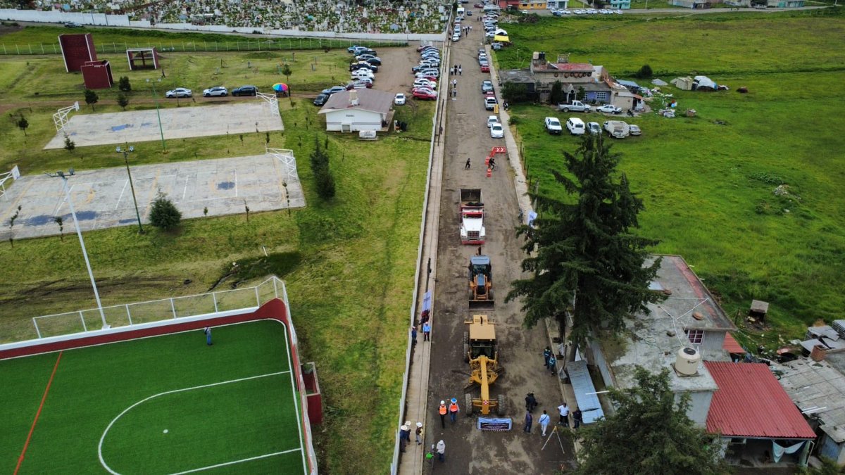 rimoba's tweet photo. En San Pablo Autopan seguimos cumpliendo. 🙌

Hoy dimos inicio a la pavimentación de la calle Manuel Gómez Pedraza, una obra que transformará más de mil metros de vialidad y dignificará el acceso a la subestación de Bomberos Norte y a la nueva cancha de futbol rápido. https://t.co/oafkShUa1c