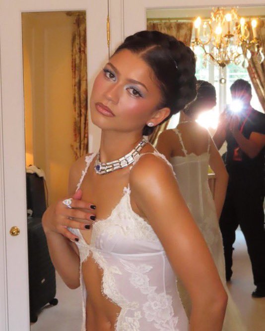 DolldByKenn's tweet photo. M☆THERboard| Modern Cinderella🪞| .@Zendaya https://t.co/12EiAFfAst