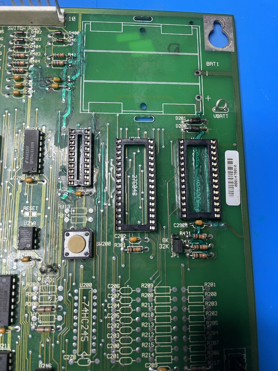 backoldgaming's tweet photo. Voila j’ai fini la reparation de la pcb de flipper.
Avec un avant et un après 😁 https://t.co/Pssqn4AmuT