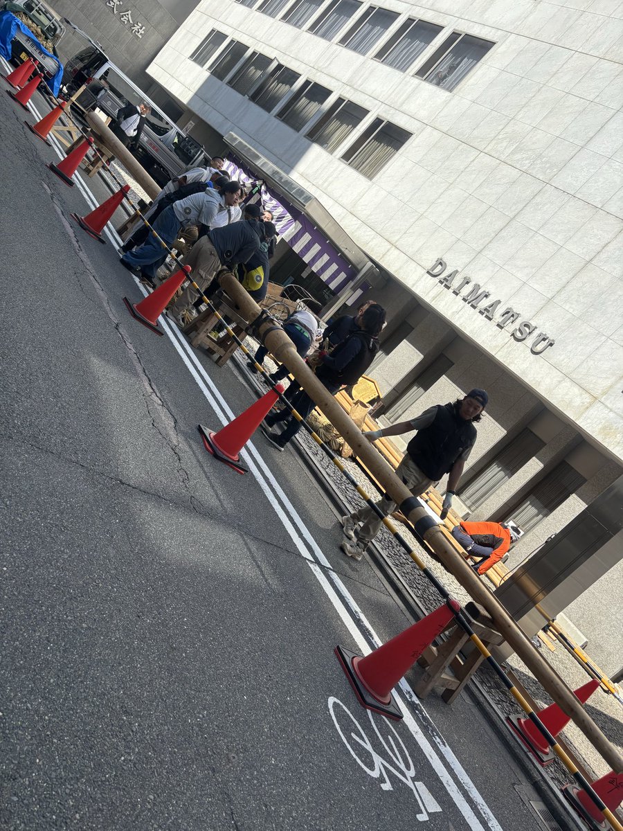 tsukasaballet's tweet photo. 2026年7月10日(金)☀️
さぁいよいよ今年も鉾が建つ。まちなかはバス停も休止(移動)しながら、お祭り優先の２週間となります。仕事にならん２週間の始まり始まり〜
今日も元気に宜しくお願い致します！
私は梅田→浜大津→北山の一日♪
#企業公式が 
#鉾建て https://t.co/vjDGVoLkBZ