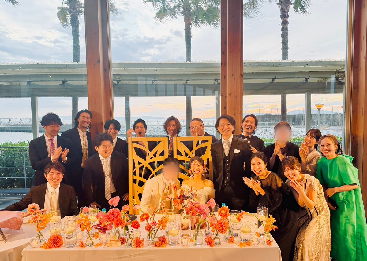 tg_rina's tweet photo. 実は4月に結婚式を挙げました！
ほんっっっとうに幸せな時間で、今でも写真や動画を見て、余韻に浸っています。

自分たちの大切で大好きな皆さんが集まってくださり、沢山の「おめでとう」の言葉をいただけて。こんなに幸せなことはないなと、一瞬一瞬を噛み締めながら過ごした時間でした。

一番びっくりしたのが、挙式の時。サプライズリングボックスを用意し、指輪交換の指輪を運んでいただく方をランダムで選んだのですが…新婦側はまさかの代表西崎 @koheinishizaki に！直接指輪を渡していただけたことが嬉しく、一生の思い出になりました。

人数の関係でトゥモローゲートから全員をご招待するのは難しかったのですが、サプライズで皆さんからのお祝い動画や寄せ書きを準備してくださり、皆さんから愛していただいたからこそ、今の自分があると改めて実感しました。

先日の #Twitterに戻ろう でSNSの楽しさを思い出し、少し前の話ですが投稿しました。Xでも私を、そしてトゥモローゲートも応援してくださる方々、いつもありがとうございます！皆さまからいただく愛をパワーに変え、さらなる「愛され広報」を目指していきます！