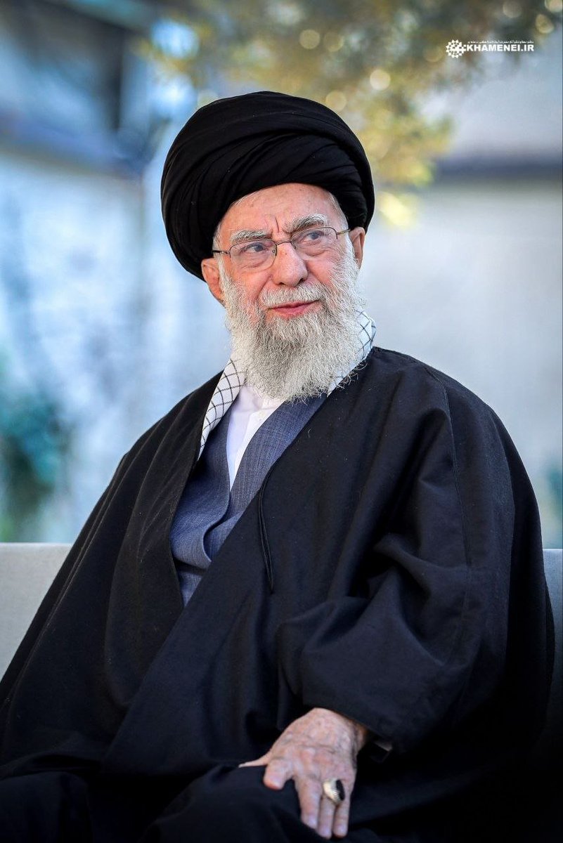 IRN_URDU's tweet photo. بریکنگ ⚡ 
⭕پیکرِ مطہرِ شہید رہبرِ انقلابِ اسلامی کو حرمِ امام رضا علیہ السلام کے دارالذکر میں سپردِ خاک کر دیا گیا۔ https://t.co/vLZLj9UyFj